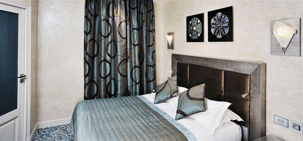 Hotel Des Champs-Elysees Paris Room photo